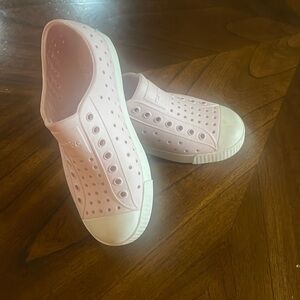Light pink Native water shoes. Girls youth 13.